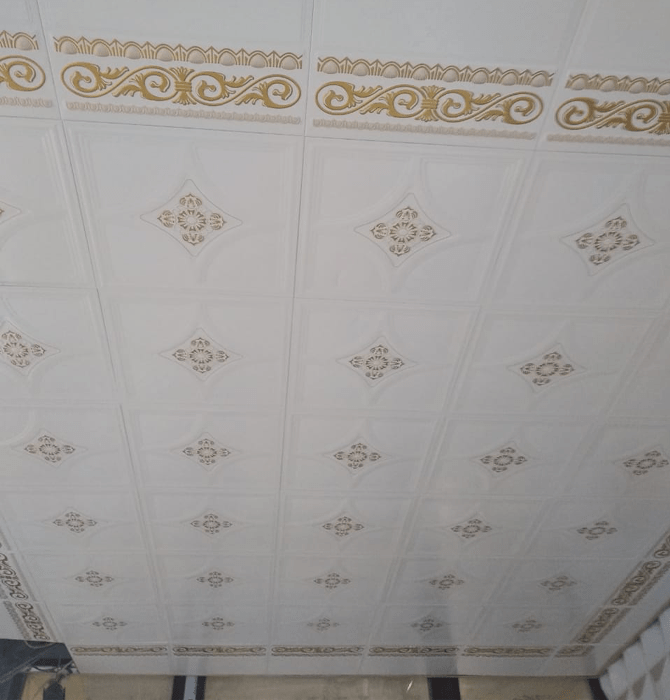Подвесной кассетный потолок в гостиной