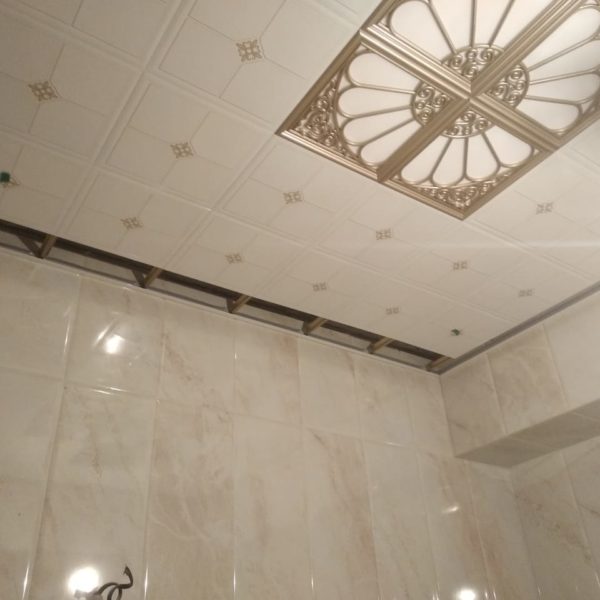 Кассетный потолок подвесной стоимость и монтаж 30х30 Caveen для ванной из алюминия